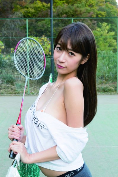 ラケットを持って色気ムンムン