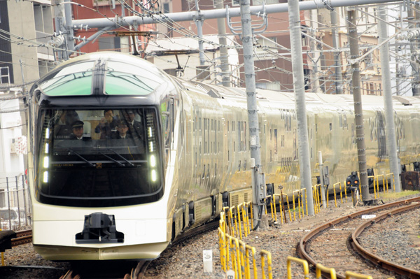 「四季島は混雑する上野を避け尾久駅で撮影しました」と小川さん