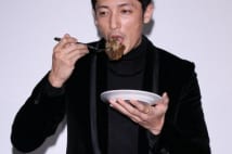 誕生日男・玉木宏が巨大「肉ケーキ」を頬張る姿