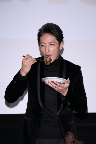 肉を食べる玉木宏