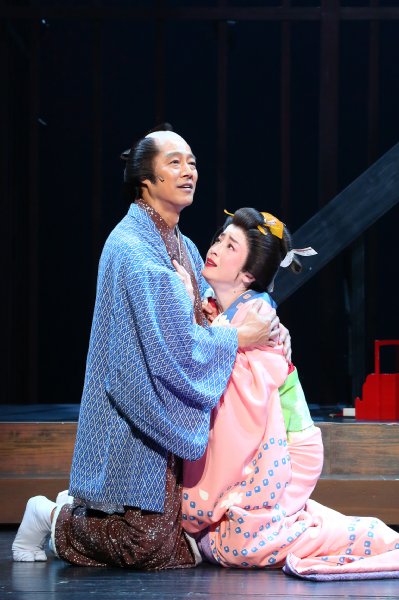 堤真一と宮沢りえが出演する舞台『近松心中物語』より（撮影：宮川舞子）