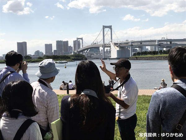 昨年に実施された「お台場・有明＆ゆりかもめ写真教室」の様子。右から2番目のカメラを手にしている男性が真島さん