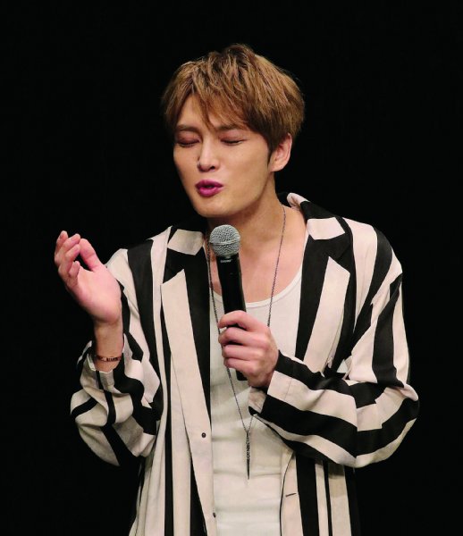 “チュー顔”を披露（撮影／平野哲郎）