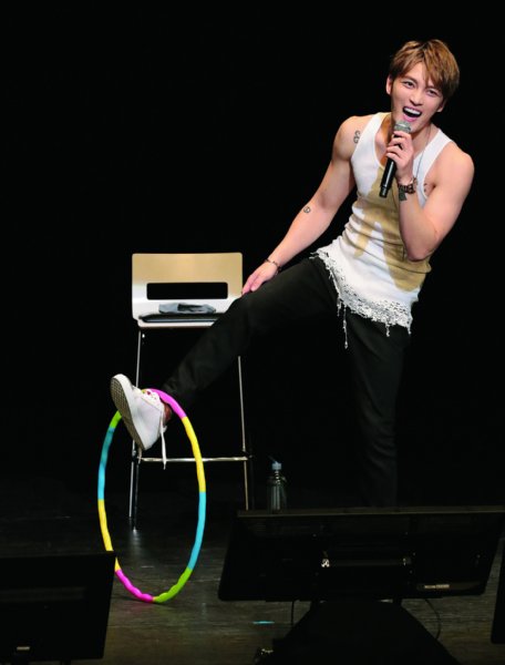 小さなフラフープを30回回すミッションもクリア（撮影／平野哲郎）