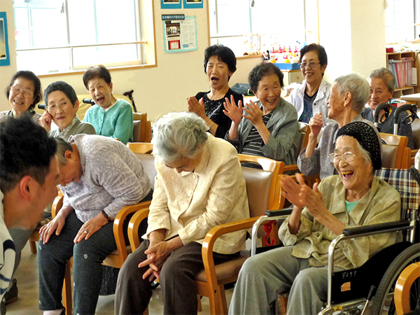 元気を取り戻す特効薬、介護に笑いを