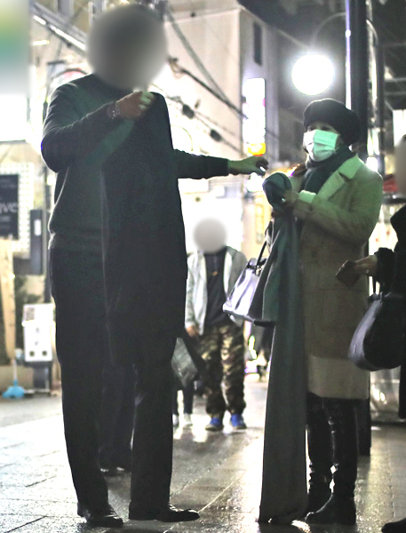 寒い神戸の夜、浅野は夫にストールを手渡して