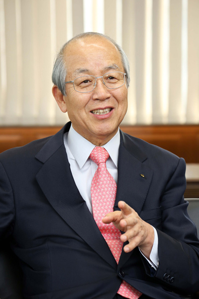 息子の晃弘氏に社長を譲って親子経営に挑む大山健太郎氏
