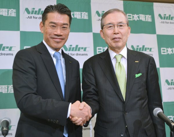 カリスマ創業者・永守氏（右）と新社長の吉本氏（写真：時事）