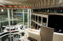 日経平均に外国人「上昇余地あり」、日本人「天井」 どちらが正しい?