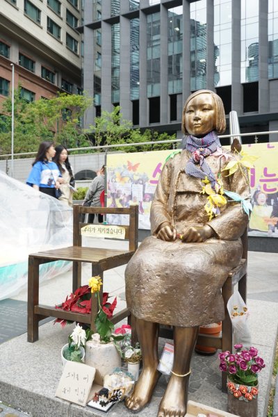 反日の象徴、ソウルにある日本大使館前の慰安婦像