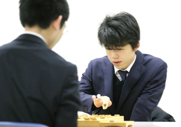 藤井フィーバーで儲かるのは…？（時事通信フォト）