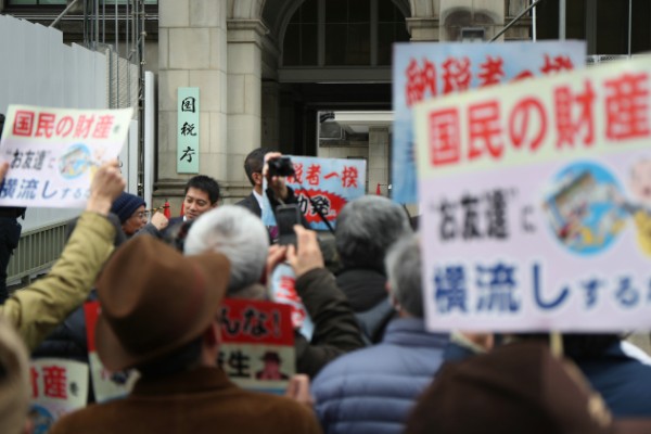 国民の怒りが爆発（時事通信フォト）