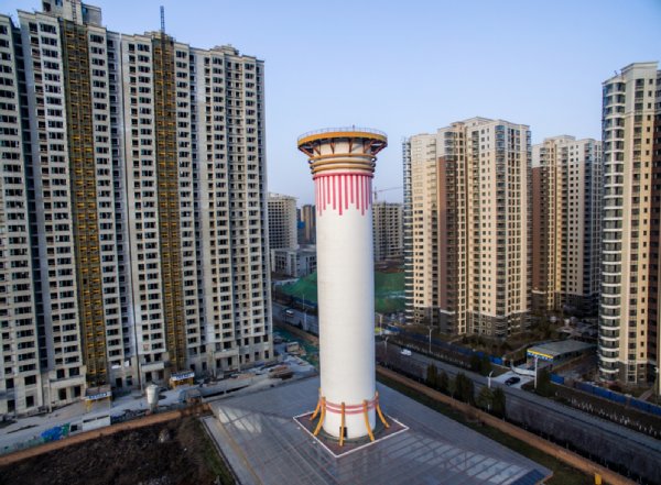 西安の世界最大の空気清浄機（Imaginechina／時事通信フォト）