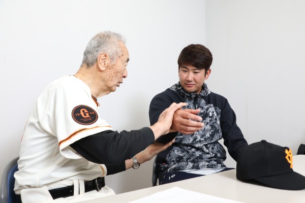 カネやん直々の指導を真剣に聞き入る菅野