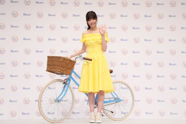 花王「ビオレ」CMで自転車に乗る乃木坂46・西野七瀬