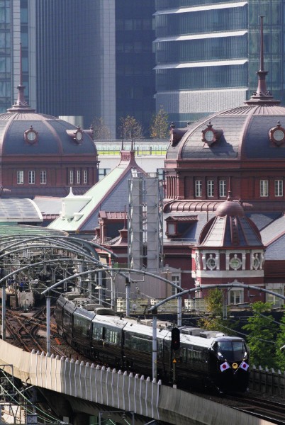 東京駅赤レンガ駅舎を出発するお召し列車（撮影：丹羽敏通）