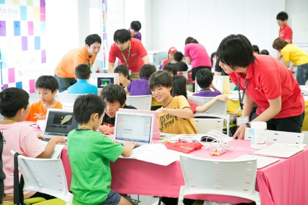 Tech Kids Schoolの授業風景。小学校低学年から高学年まで学年に関係なく学ぶ