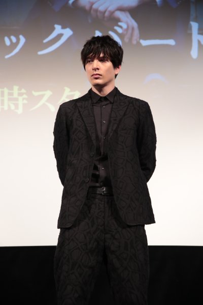 「身長3m、体重200kg、金髪でハーフ」役を演じる城田優