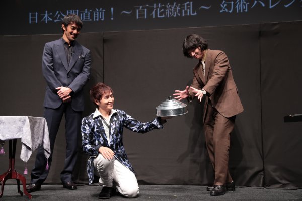 煎餅の幻術を披露する染谷将太