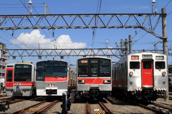 赤系の車両を並べて。「自分が撮りたいもの」をイベントにしたという（撮影：石井氏）