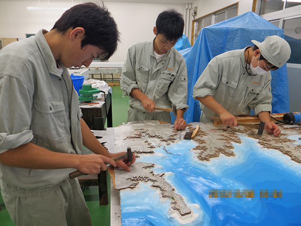 防災訓練のための新型津波模型を作る宮古工業高校の生徒たち