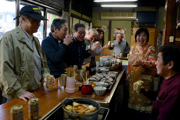 朱色が鮮やかな若戸大橋のたもとの店からはいつも明るい笑い声が聞こえてくる