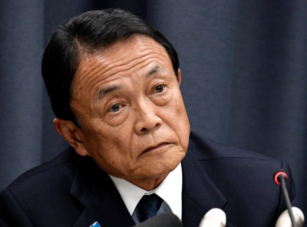 麻生氏の怒りはマックスか（EPA＝時事）