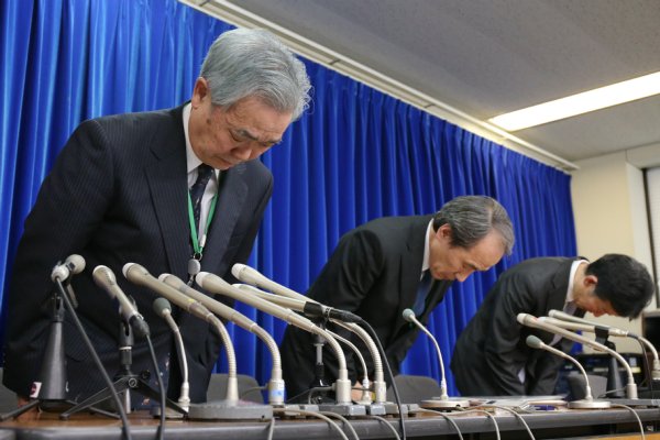 会見で謝罪する日本年金機構の水島藤一郎理事長（写真：時事）