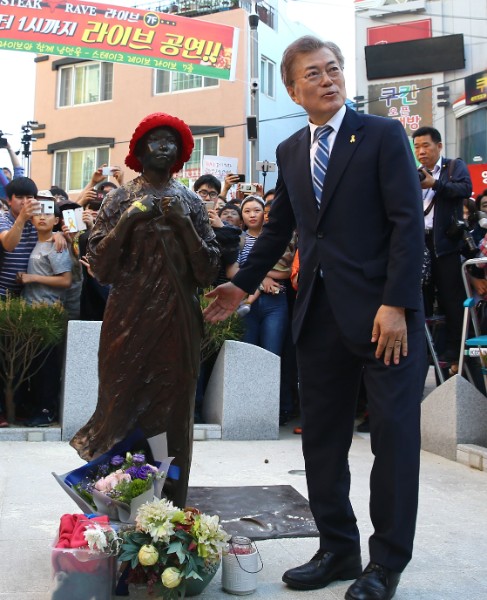 慰安婦像に献花する文在寅氏　YONHAP NEWS/AFLO