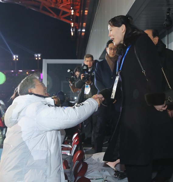 金与正氏と握手する文在寅大統領　YONHAP NEWS/AFLO