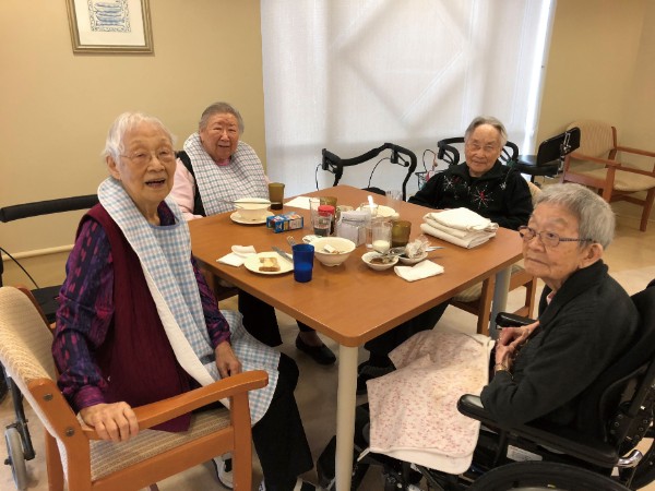老人ホームで暮らす日系人高齢者たち