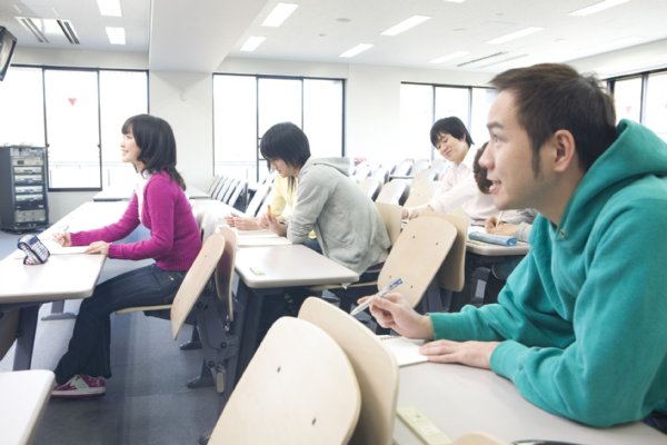 奨学金を借りてまで大学に行く必要性を疑問視する見方も