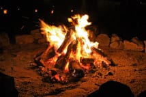 「水と塩」「たき火」 使ってみると楽しい驚きの自家発電アイテム