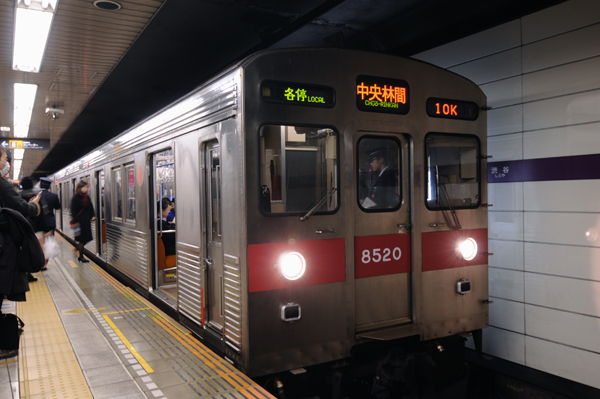 一日中、混んでいる東急田園都市線