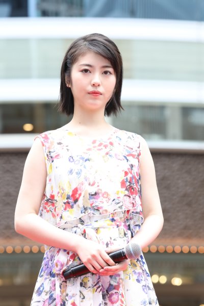 日比谷シャンテリニューアルでゴジラ除幕式に登場した浜辺美波