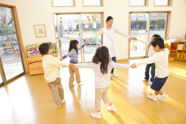 日本が子供にかける予算は諸国の中で最低ランク（写真／アフロ）