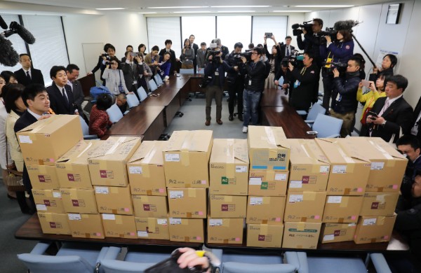 政府はデータを「都合よく」使う（厚労省の残業時間調査資料／時事通信フォト）