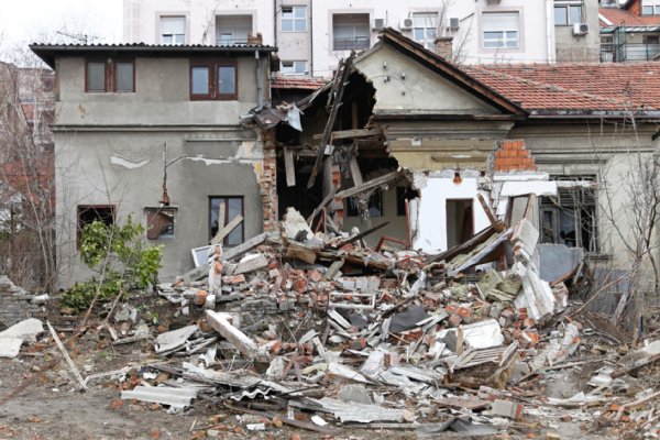 大地震に遇ったら数日間をいかに無事に乗り切るかが大事（写真／アフロ）