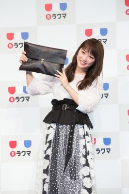 楽天のフリマアプリ「ラクマ」にバッグを出品した川栄李奈