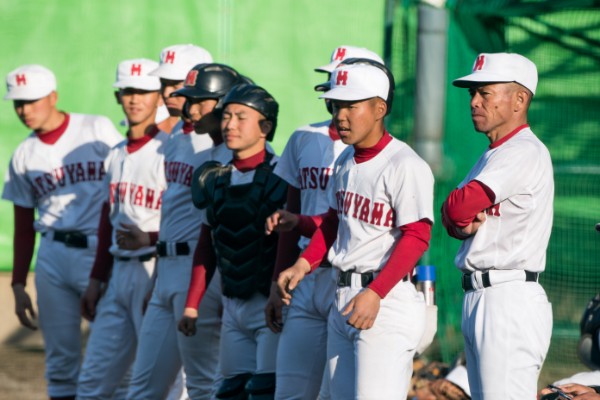 試合前に整列するナインと重澤監督（撮影：藤岡雅樹）