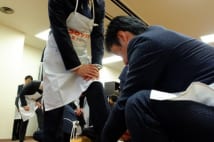 靴磨き、紙ヒコーキ… 毎年恒例「ユニーク入社式」の数々