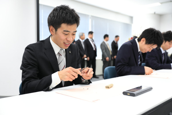 自ら削った鉛筆で初心を書く（三菱鉛筆の入社式）