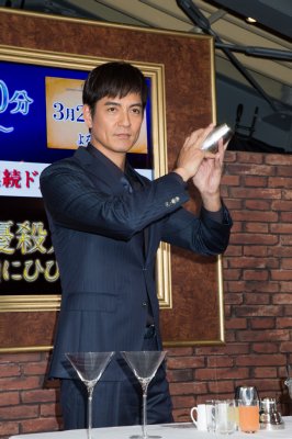 シェーカーを振る沢村一樹