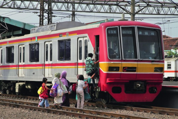 インドネシアを走る「津田沼」行き表示の元東京メトロ東西線05系電車（2012年1月20日撮影）