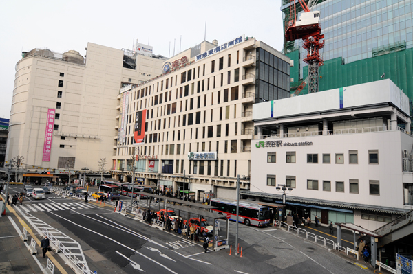 バスロータリーがある渋谷駅西口の東急前