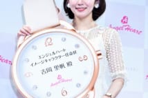 吉岡里帆、時計のイメージキャラに就任で巨大時計持つ