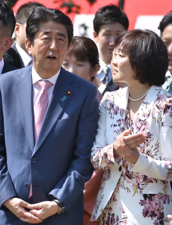 悲しみに包まれた（写真は桜を見る会での安倍夫妻）