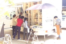 子供に本の素晴らしさ伝える移動書店 読み聞かせイベントも