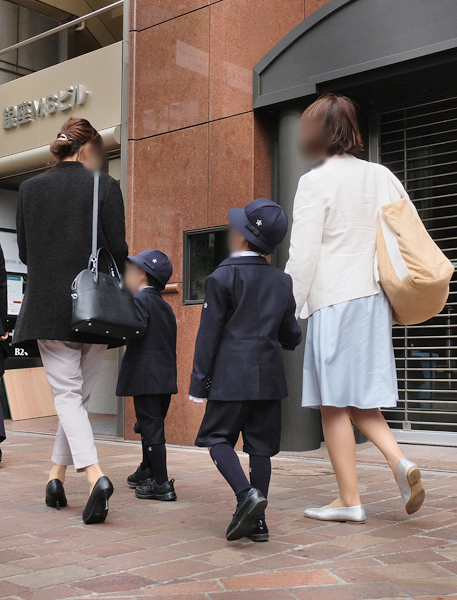 シックな“アルマーニ制服”を着こなす子供たち