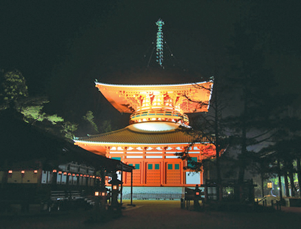 非日常が味わえる“高野山ナイトツアー”